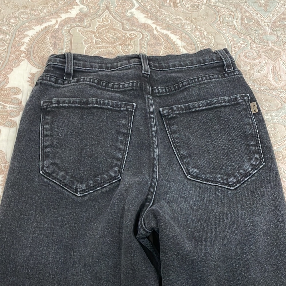 High Rise
Relaxed Fit
Distressing Throughout
Zipper + Button-Front Closure - Picture 10 of 12